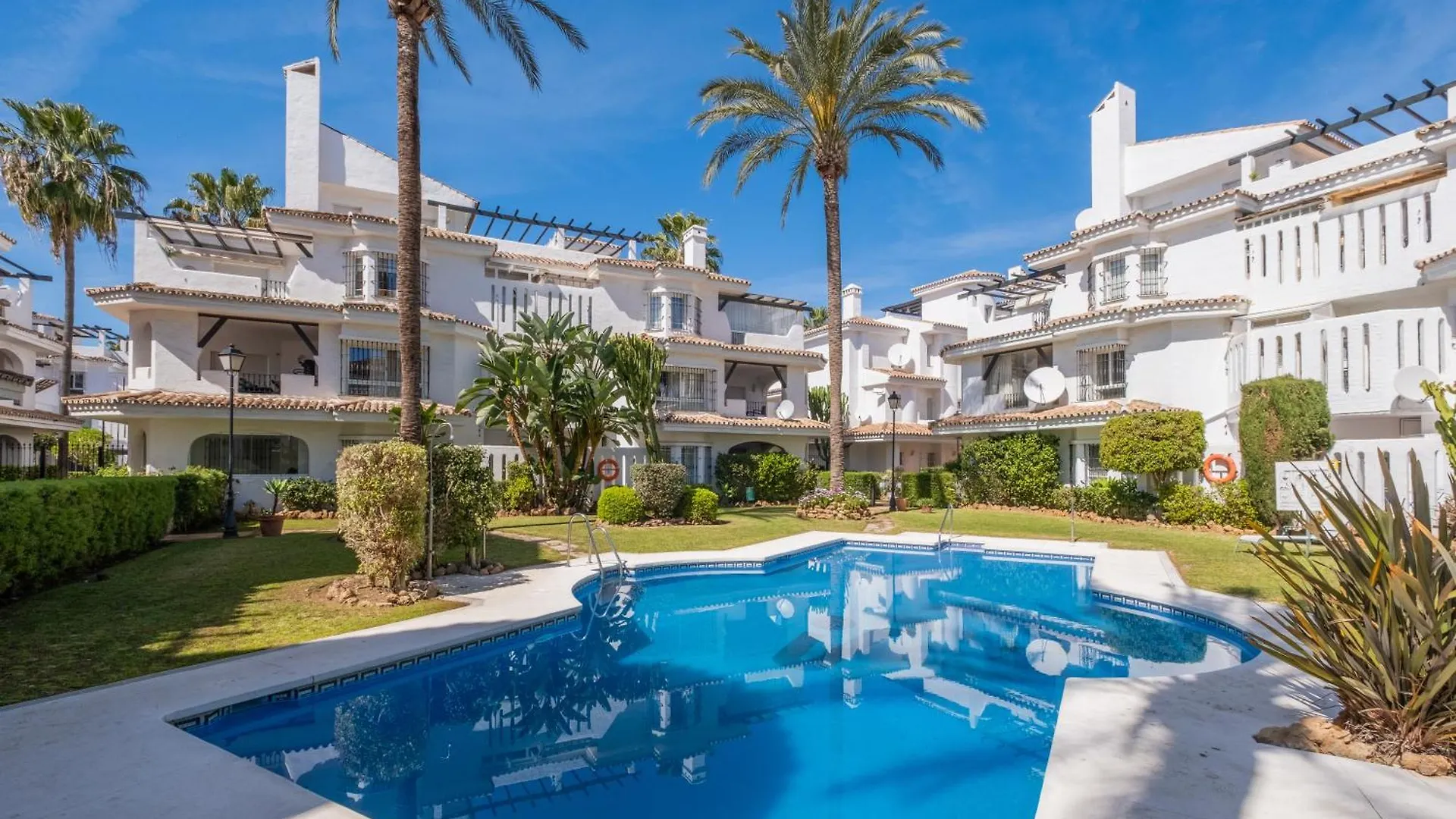 Apartamento Con Piscina. Los Naranjos De Marbella España